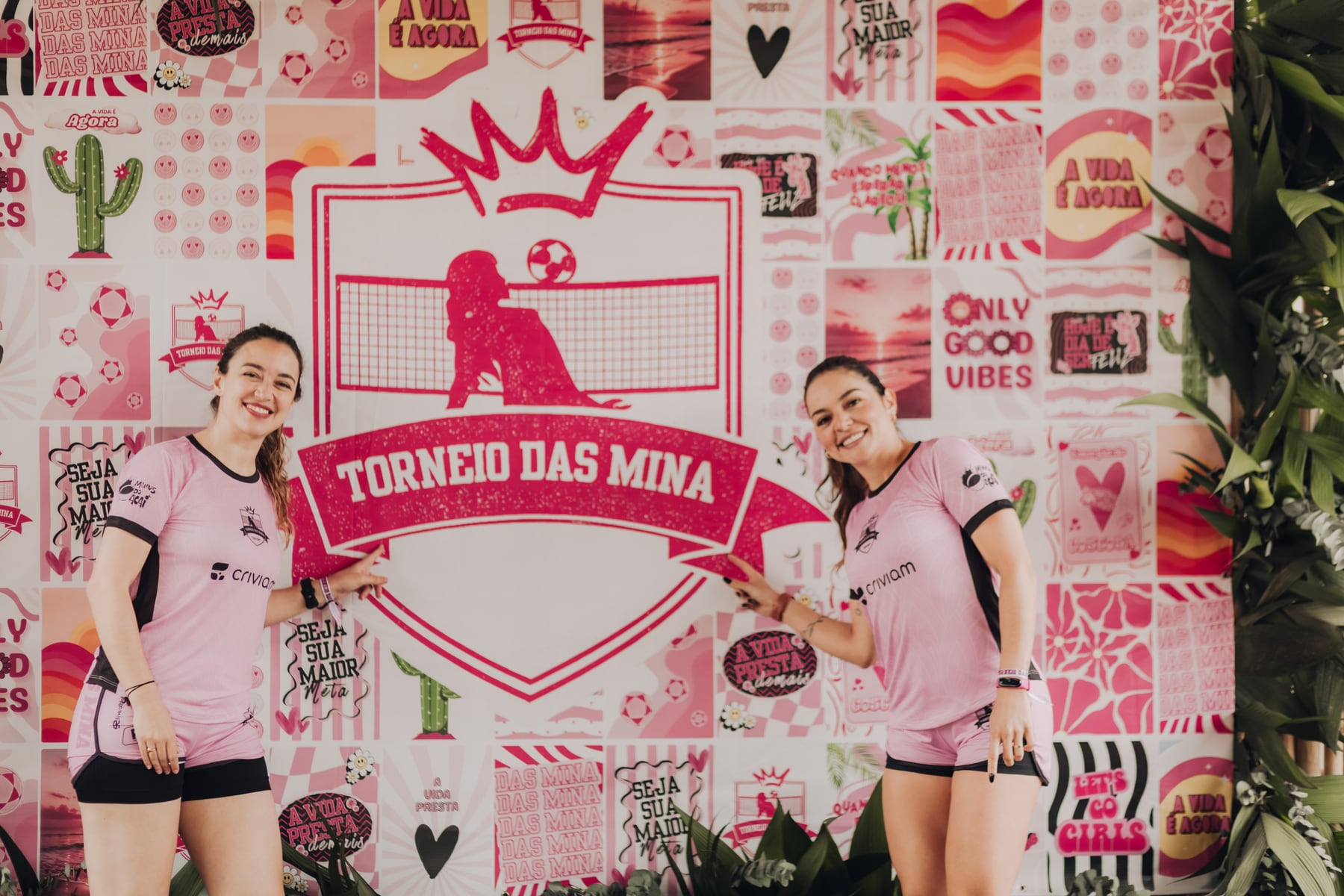 Atletas diante do painel da 4ª etapa do Torneio das Mina